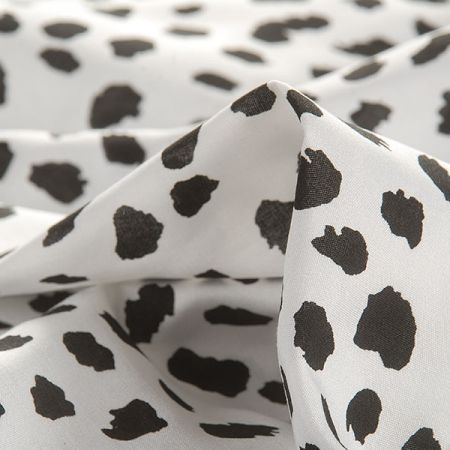 Viskozová šatová látka zvířecí vzor bíločerná