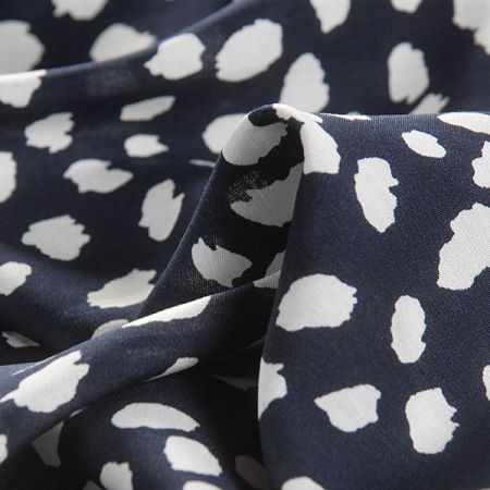 Viskozová šatová látka zvířecí vzor bílomodrá