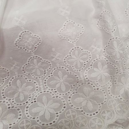 Krajka madeira vzor drobné květy lomená bílá