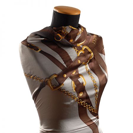 Hedvábná látka vzor přezky a řetízky šedá