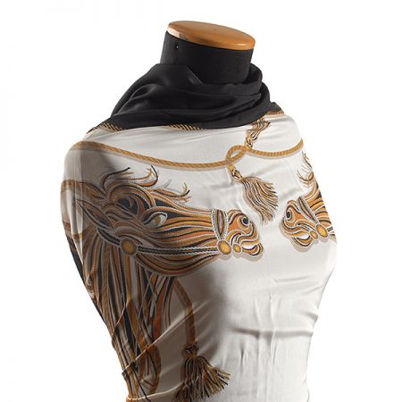 Hedvábný krepdešín kupón motiv koně hnědý