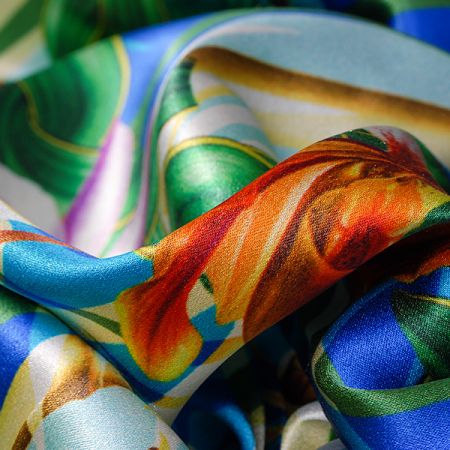 Hedvábný satén exotický motiv/papoušek