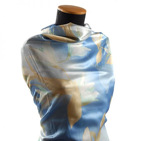 Hedvábný satén květinový vzor pastel modrá