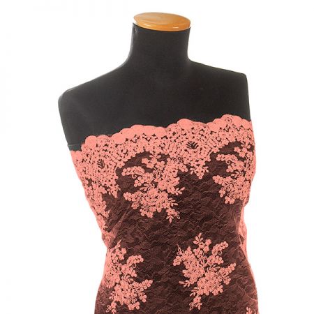 Krajka výšivka na vzorovém tylu lososové barvy