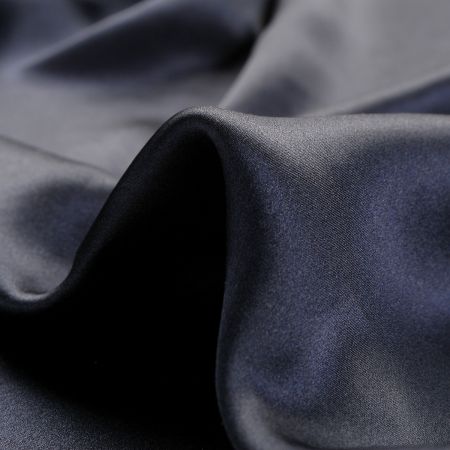 Hedvábný satén pružný tm. modré barvy
