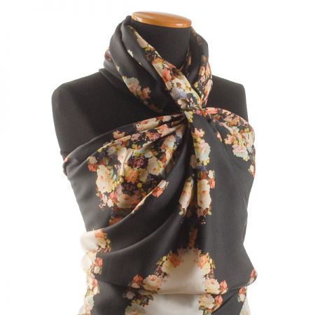 Hedvábná látka romantický vzor květin černá