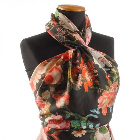 Hedvábná látka motiv velkých květů černá