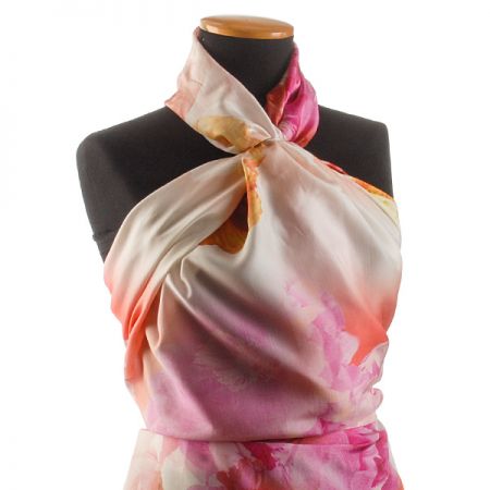 Hedvábná látka romantický vzor květin broskvová