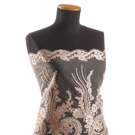 Krajka bordurová výšivka na tylu květy pudrová 