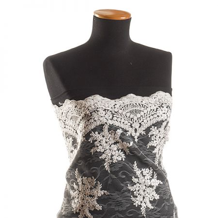 Krajka na vzorovém tylu květy slonová kost