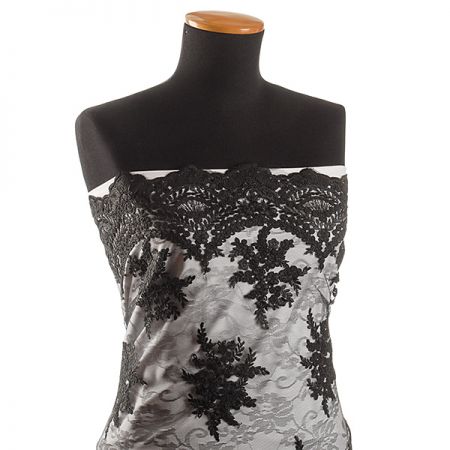 Krajka na vzorovém tylu vzor květin černá