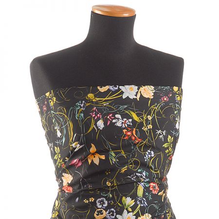 Krepsatén látka tisk luční květy černá