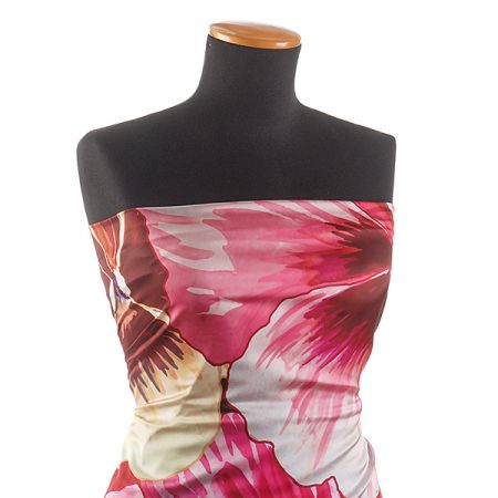 Saténová látka tisk velké květy macešky růžové