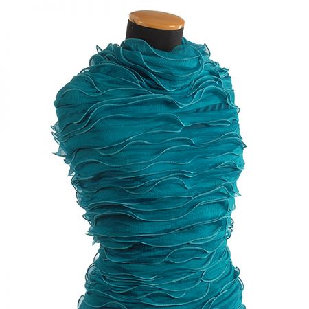 Efektní tyl s volány tyrkysové barvy