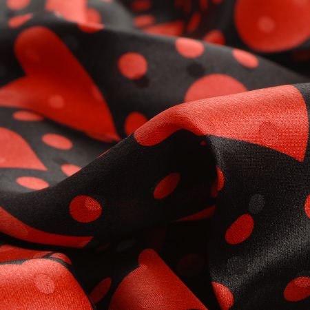Hedvábný krepdešín červená srdíčka na černém