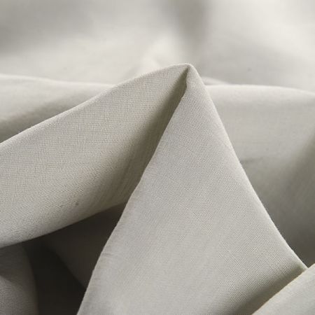 Len jemný střední síly světle šedý