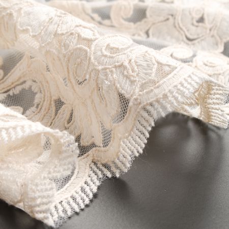 Krajka romantická květinová výšivka smetanové barvy