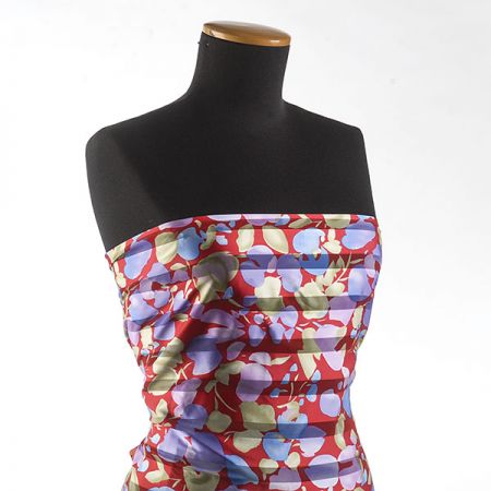 Satén šifon květinový vzor červenomodrý