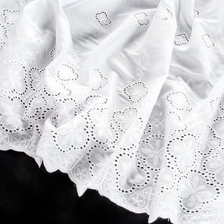 Krajka madeira vzor drobné květy bílá