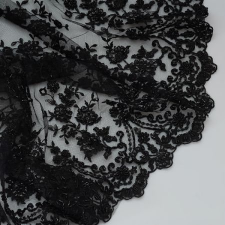 Efektní krajka vyšitá korálky černá