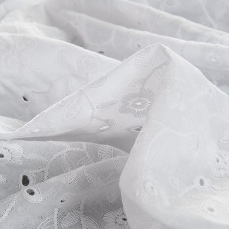 Krajka madeira vzor pnoucích se květů