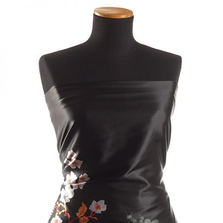 Atlas kimono variace pnoucích květů černý