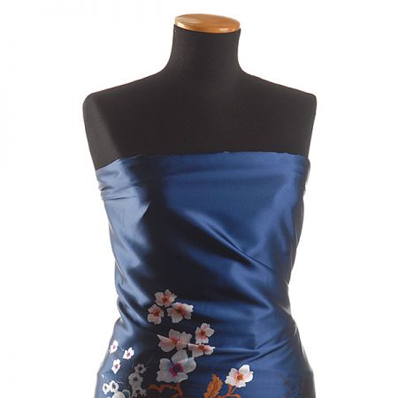 Atlas kimono variace pnoucích květů tm. modrá