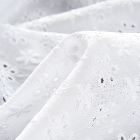 Madeira s výšivkou květin lomená bílá