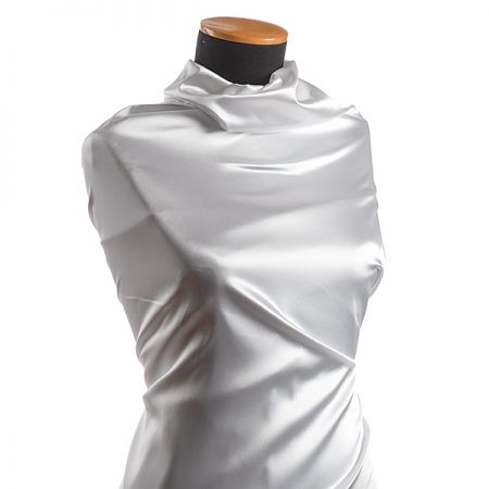 Pružný satén lomený bílý