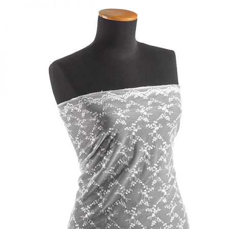 Krajka na tylu výšivka květinová bílá