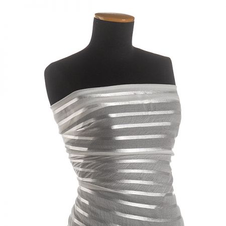 Šifon jemný s atlasovým proužkem lomená bílá