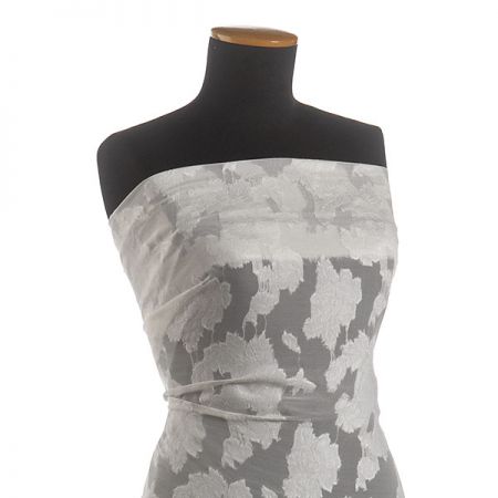 Šifon plastický květ lomená bílá II.jakost