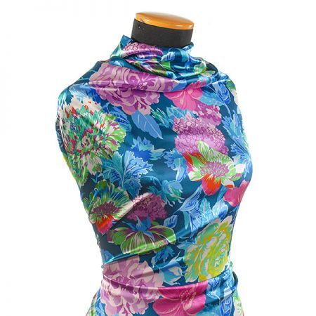 Atlas romantický vzor květin velký modrý