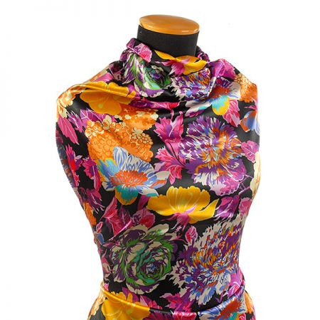 Atlas romatnický vzor květin velký černý