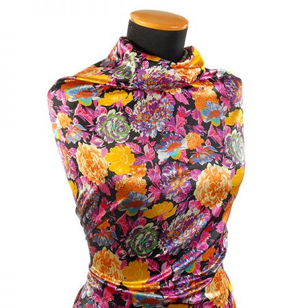 Atlas romantický vzor květů černý