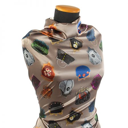 Atlas motiv splečenské večerní kabelky pastel stříbrná