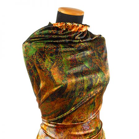 Atlas motiv fragmenty květin a listů zelená/skořicová