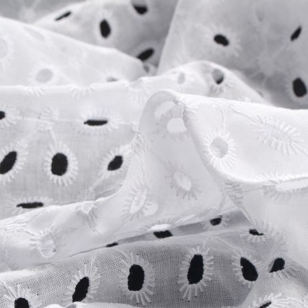 Krajka madeira celoplošná výšivka květ bílá