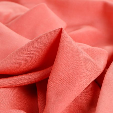 Viskozová šatová látka jemná pastel červené barvy
