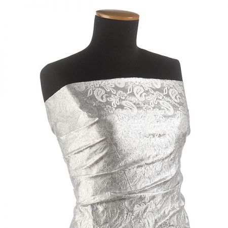 Brokát květinový motiv stříbrný