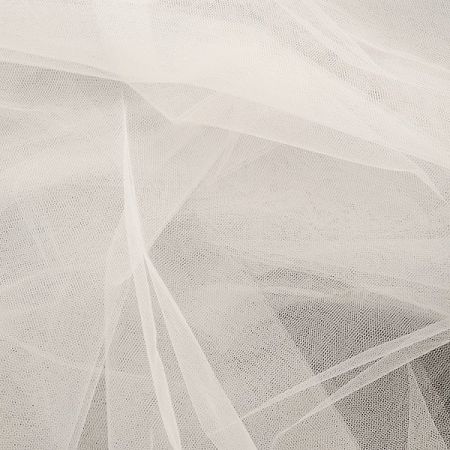 Tyl šatový bílé barvy drobná očka