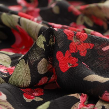 Šifon plise viskozový květinový vzor černá růžová
