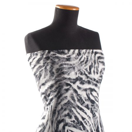 Viskozová šatová látka zvířecí vzor bíločerné pruhy II.jakost