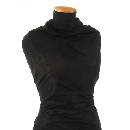 Taft hladký černý