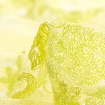 Krajka na jemném tylu se vzorem květů zelená