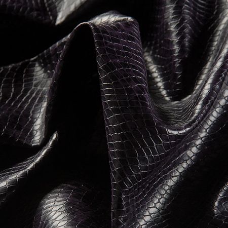 Imitace hadí kůže tmavě fialová