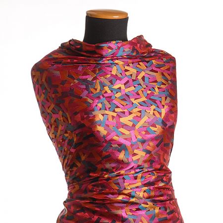 Brokát geometrický motiv fialový