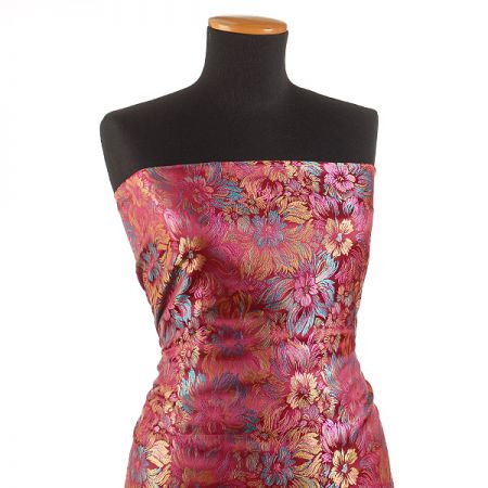 Brokát romantický květinový motiv fialový II.jakost