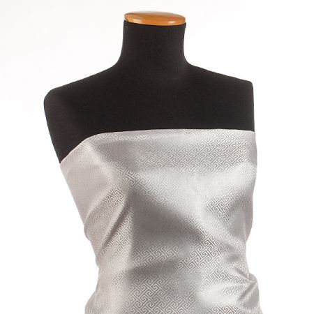 Brokát geometrický motiv lomená bílá