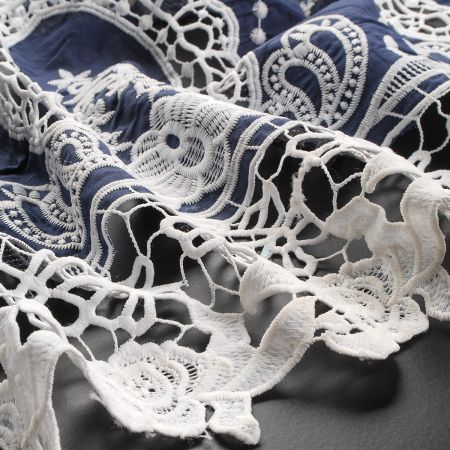 Bavlněné plátno s bordurovou výšivkou rišelie a krajkou modrá